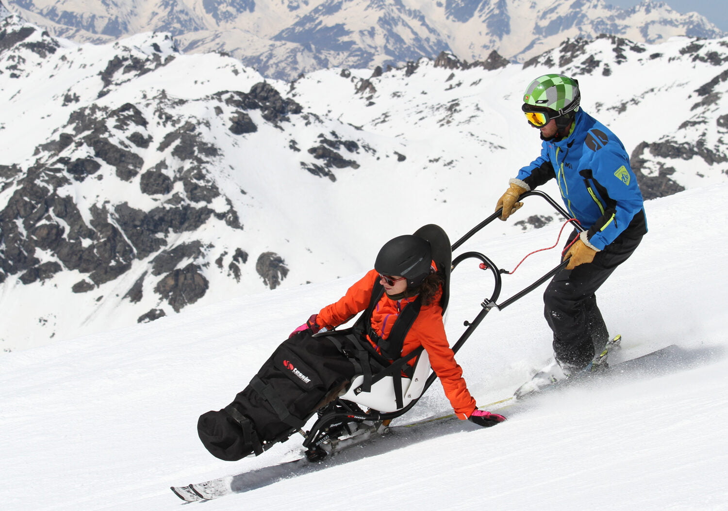 Sitski-kjøring i alpinbakken med ledsager
